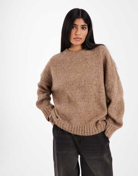 ASOS DESIGN - Oversized mørkbeige striktrøje med rund hals og buet kant - view 1