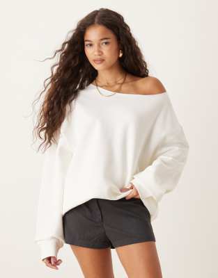 oversized off-shoulder sweatshirt in white