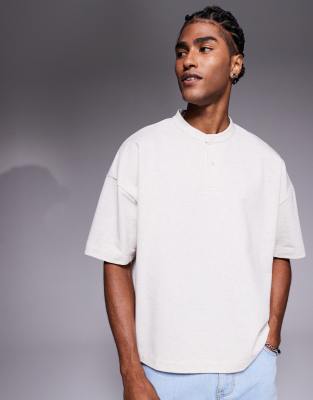 ASOS DESIGN - Oversized og cremehvid Henley-t-shirt med firkantet pasform - view 1