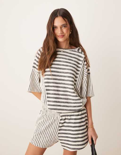 ASOS DESIGN - Oversized og firkantet T-shirt med forskellige teksturerede striber