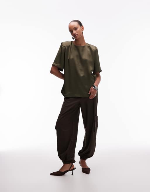 ASOS DESIGN - Oversized og olivengrøn T-shirt i satin med skulderpuder, 3 af 4