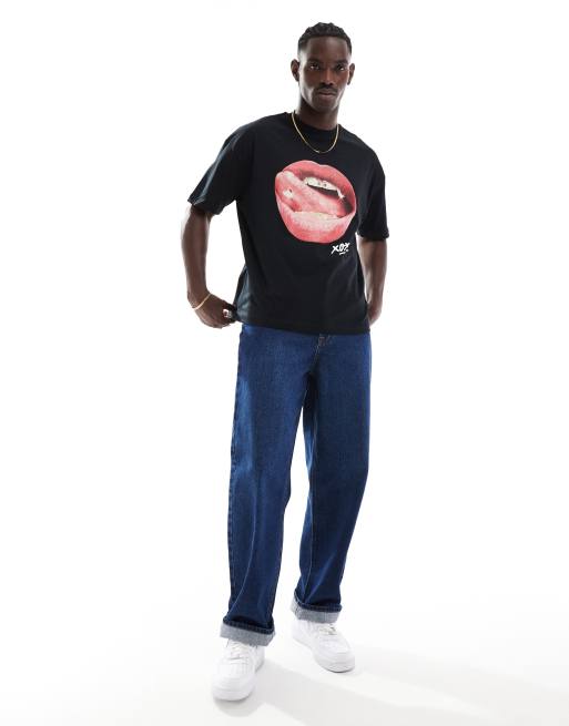 ASOS DESIGN - Oversized og sort T-shirt med læbeprint foran