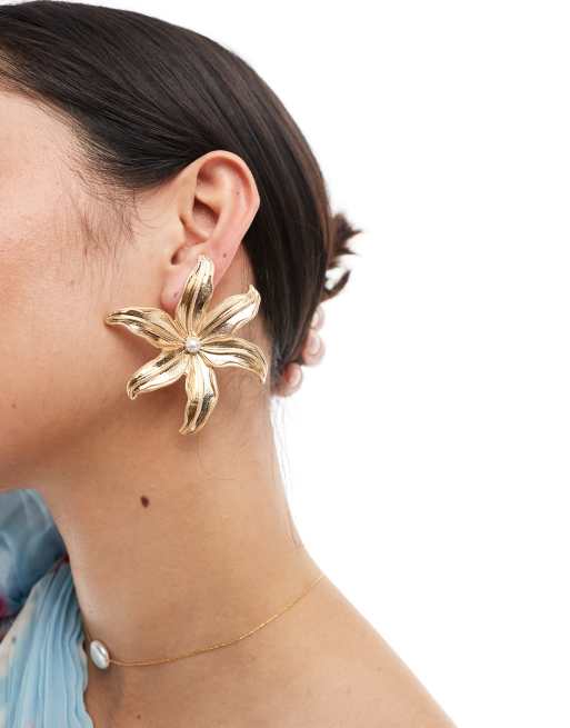 ASOS DESIGN - Oversized oorbellen in de vorm van een bloem met een parel in geborstelde goudkleur