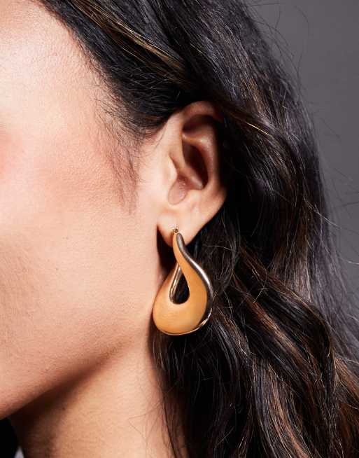 ASOS DESIGN - Oversized oorbellen met abstract detail in geborstelde goudkleur
