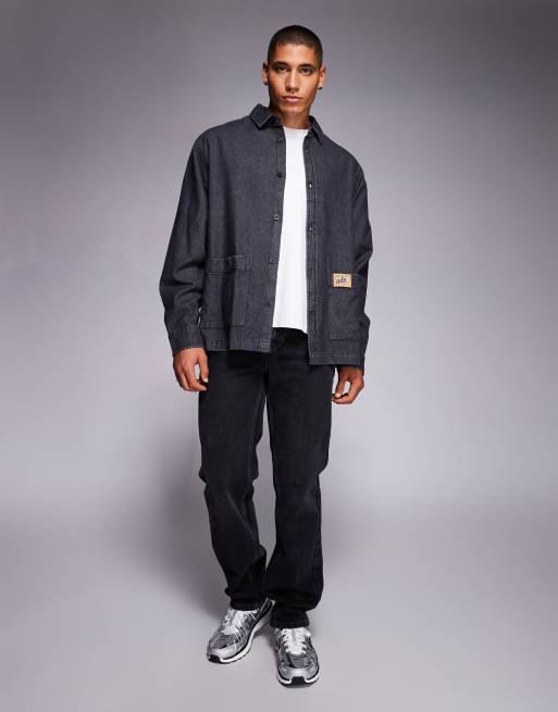 ASOS DESIGN - Oversized overhemd met denimlook en badgedetail in zwart met wassing, 2 van 5