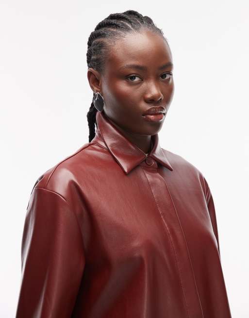 ASOS DESIGN - Oversized overhemd van imitatieleer met lange achterkant in bordeauxrood, 2 van 4
