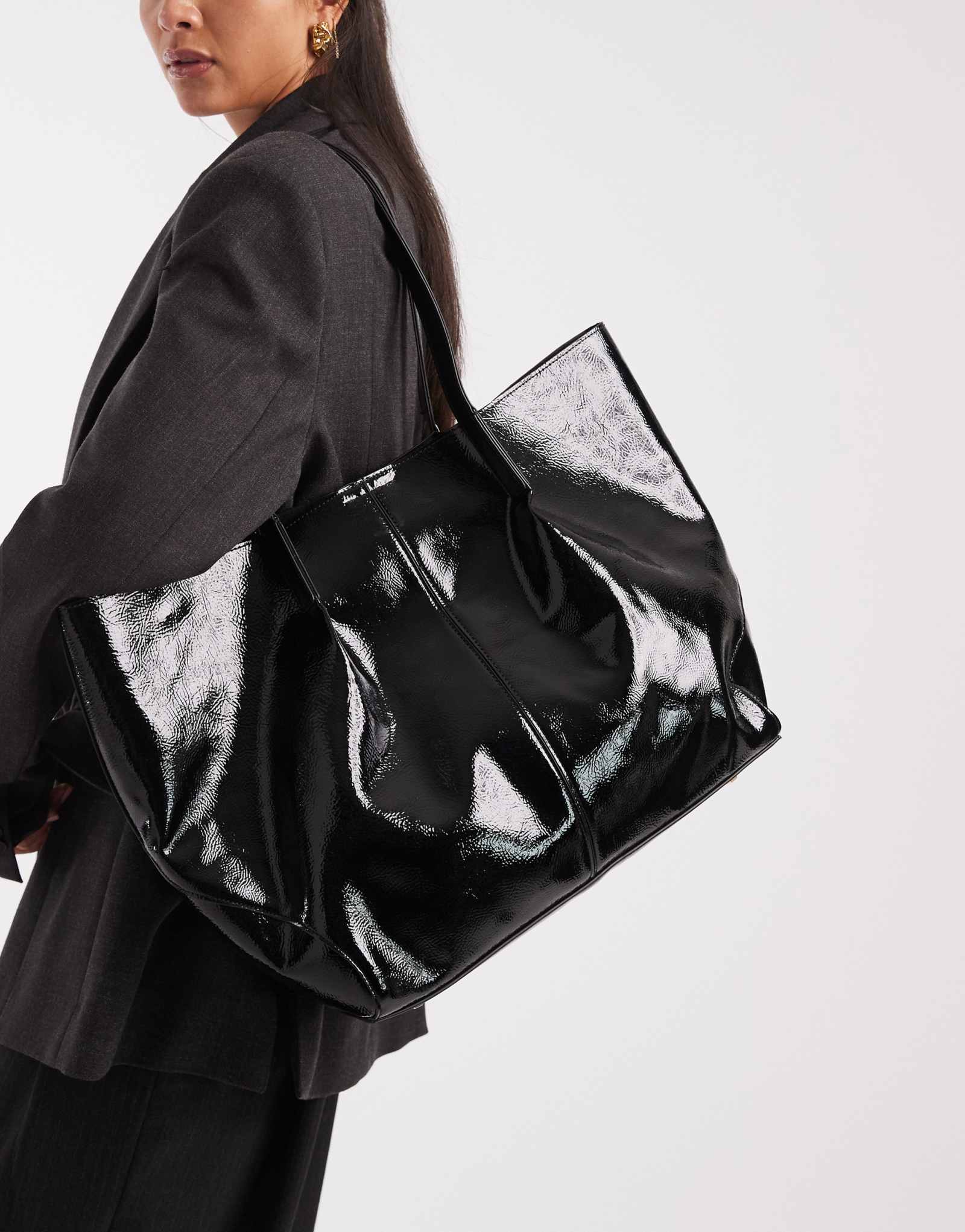 Большая лакированная сумка-тоут ASOS DESIGN черного цвета с застежкой-молнией