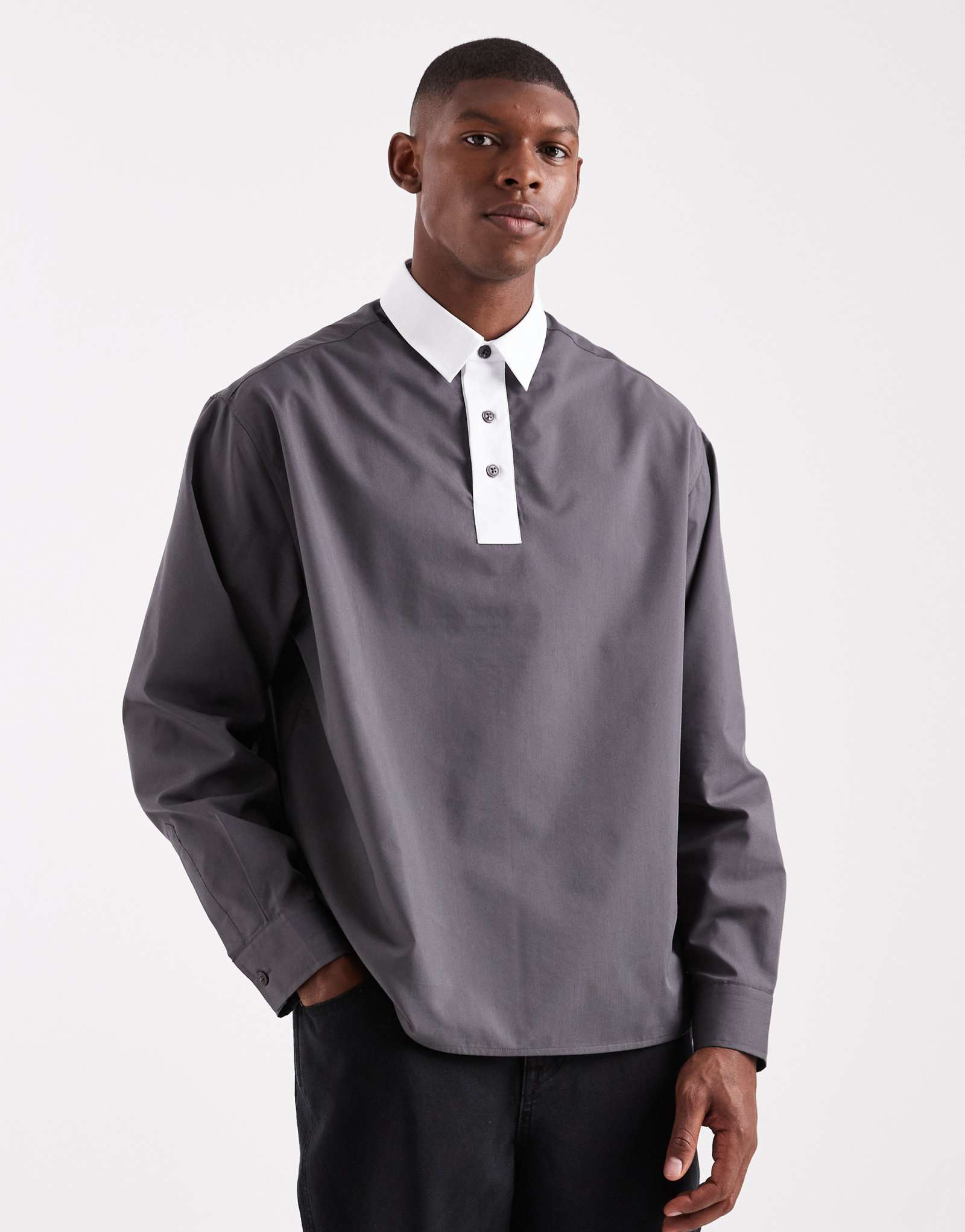 ДИЗАЙНЕРСКАЯ рубашка из поплина оверсайз через голову ASOS DESIGN с контрастным воротником черного цвета