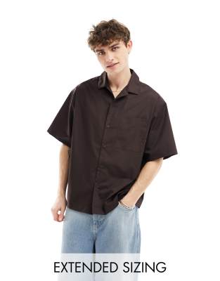 ASOS DESIGN - Oversized poplin-skjorte med korte ærmer i mørkebrun - view 1