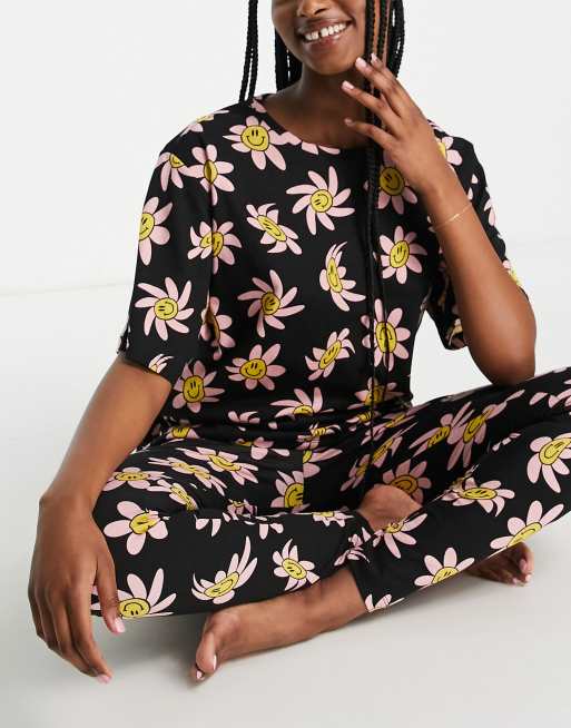 ASOS DESIGN - Oversized pyjamaset met T-shirt en legging in zwart met golvende madeliefjesprint