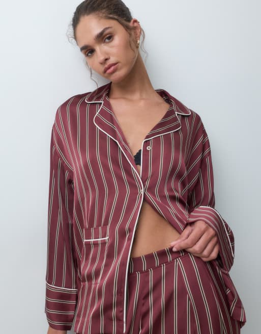 ASOS DESIGN oversized pyjamasset i satin med långa ärmar och bankerrandigt mönster, 2 av 4
