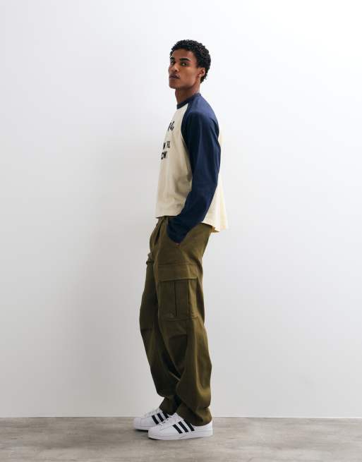ASOS DESIGN oversized raglan langærmet T-shirt med tekstprint og buet kant i cream og navy, 2 af 5