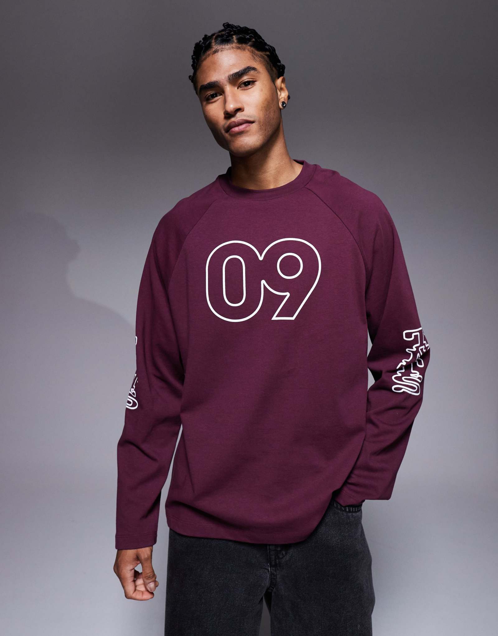 ДИЗАЙНЕРСКАЯ футболка реглан оверсайз с длинным рукавом от ASOS и спортивным рисунком в виде флокеров бордового цвета