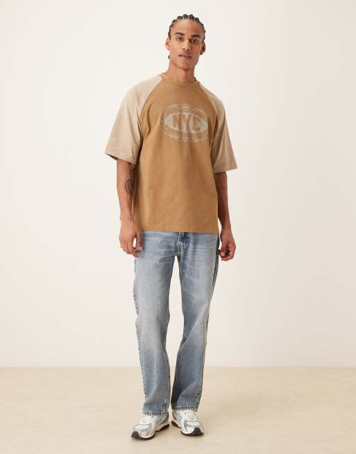 ASOS DESIGN - Oversized raglan-T-shirt i forvasket lysebrun med grafisk NYC-print , 2 af 5