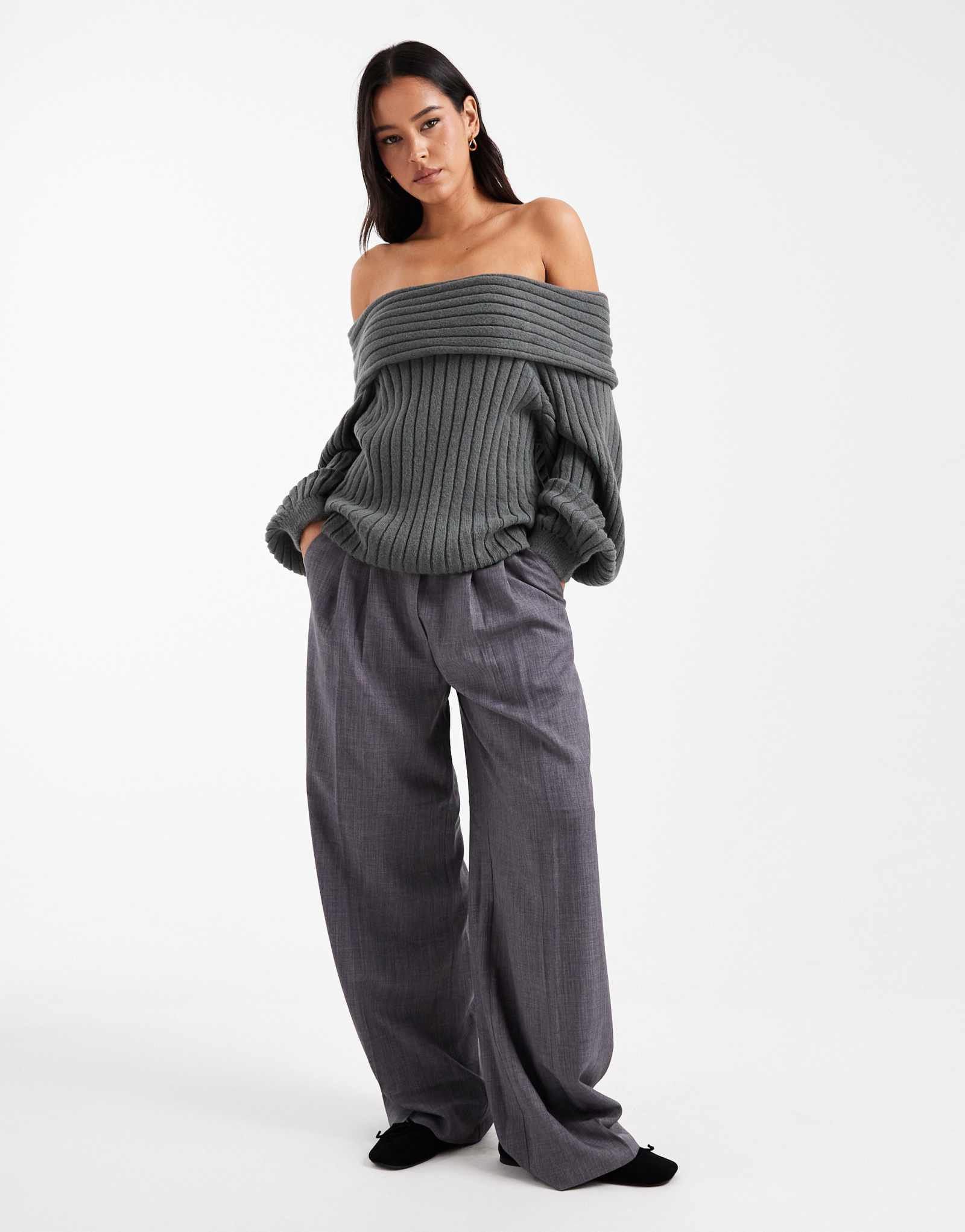 ДИЗАЙНЕРСКИЙ свитер оверсайз из рубчатой вязки с открытыми плечами ASOS DESIGN и рукавом-баллоном цвета древесного угля