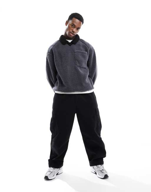 ASOS DESIGN - Oversized rugby-polo med lommedetalje i sort, imiteret lammeskind
