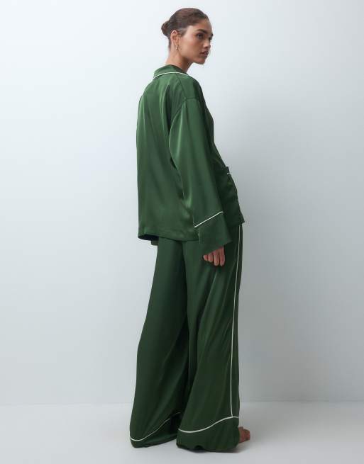 ASOS DESIGN oversized satijnen pyjamaset in smaragdgroen met crèmekleurige bies, 3 van 4