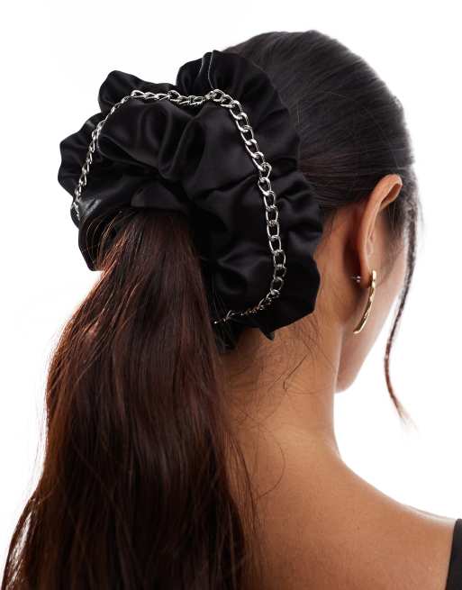 ASOS DESIGN - Oversized satijnen scrunchie met ruches en kettingdetail in zwart