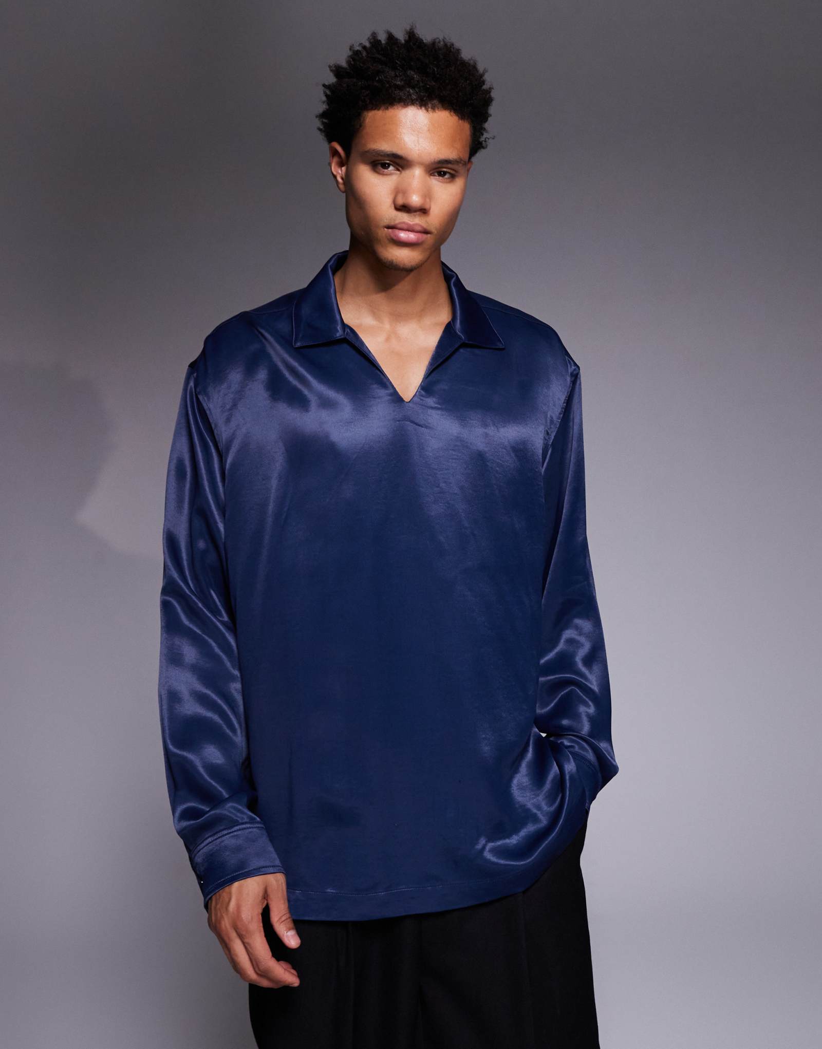 Атласная верхняя рубашка оверсайз от ASOS DESIGN темно-синего цвета