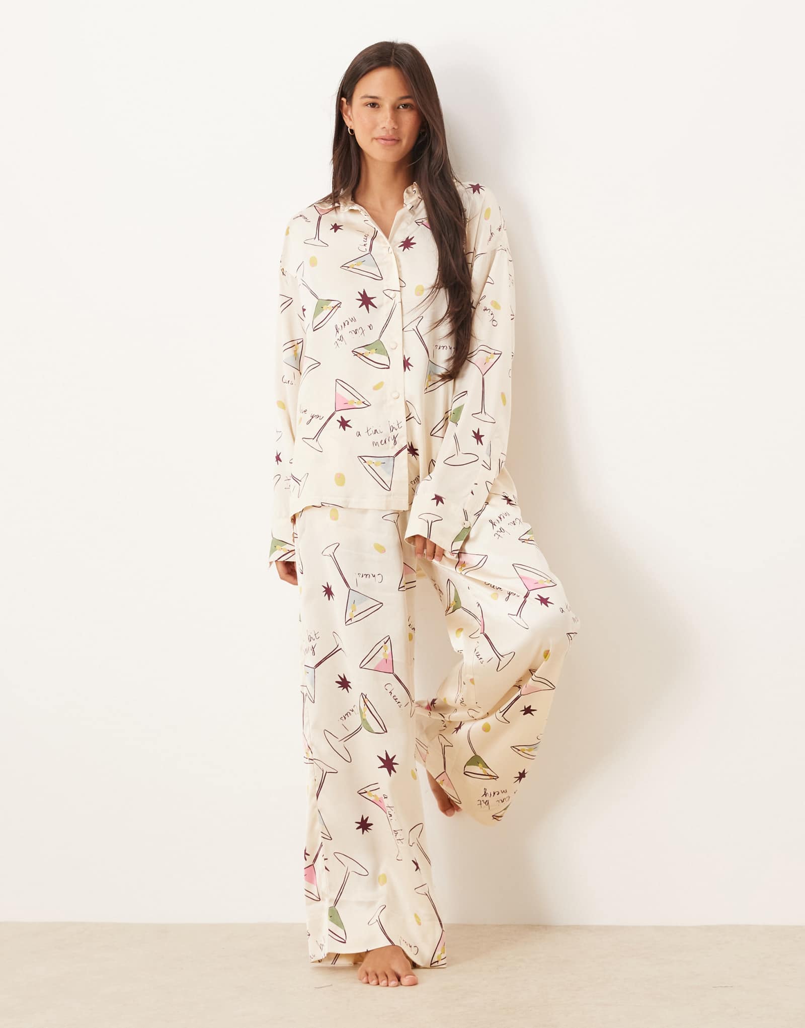 ДИЗАЙНЕРСКИЙ пижамный комплект ASOS DESIGN из атласной рубашки и брюк оверсайз с коктейльным принтом