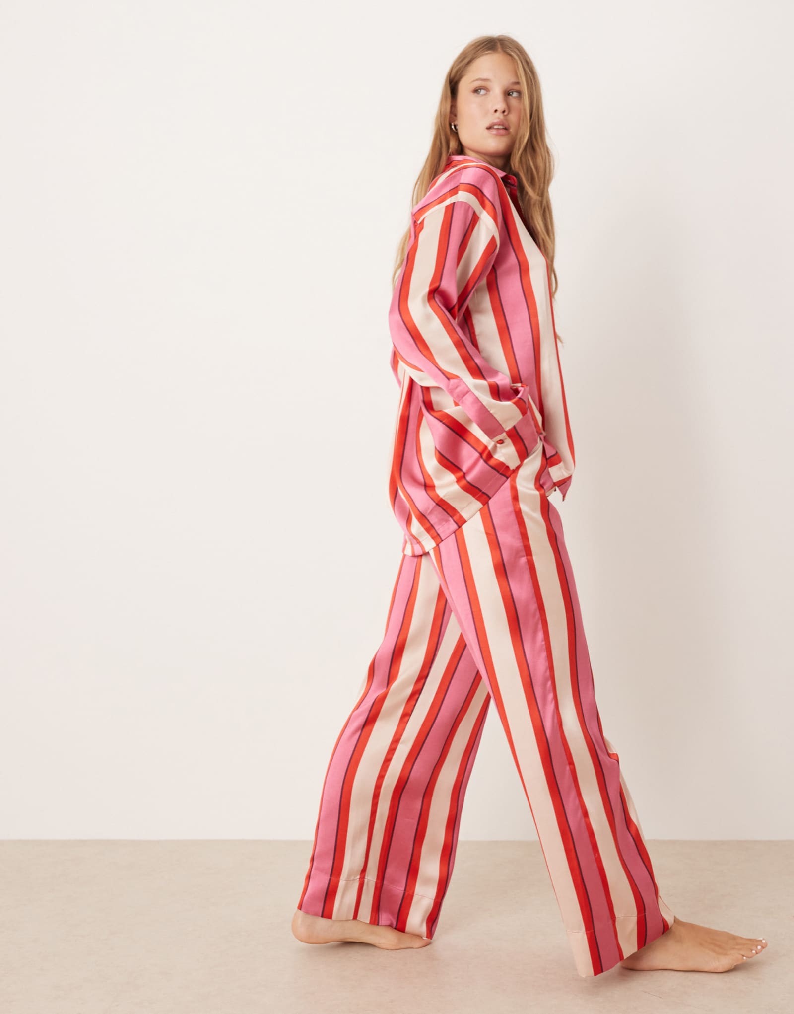 ДИЗАЙНЕРСКИЙ пижамный комплект ASOS DESIGN oversize из атласной рубашки в полоску и брюк в красно-розовую полоску
