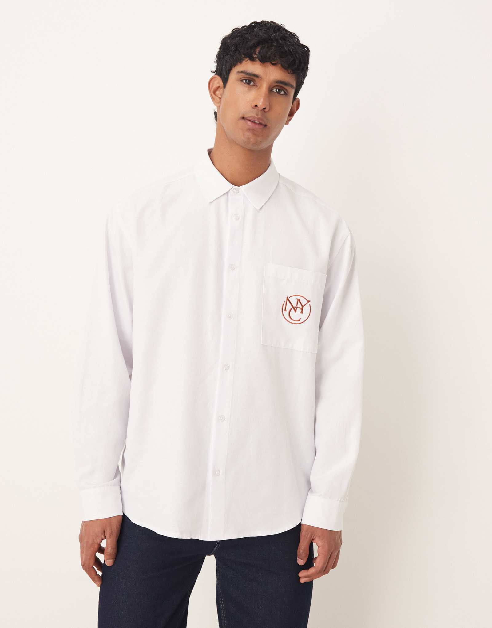 ДИЗАЙНЕРСКАЯ рубашка оверсайз от ASOS с вышивкой на груди белого цвета