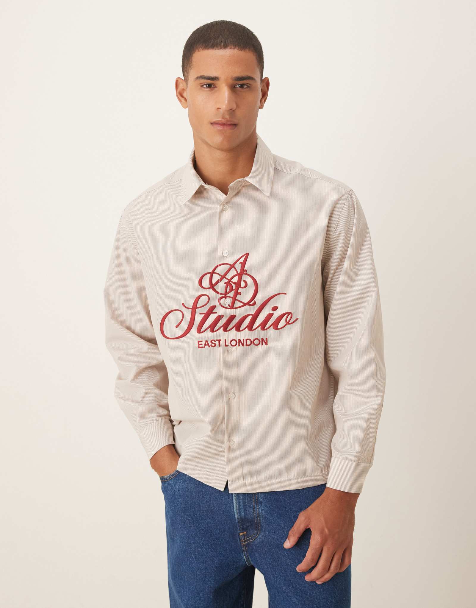 ДИЗАЙНЕРСКАЯ рубашка оверсайз от ASOS с принтом на груди белого цвета 