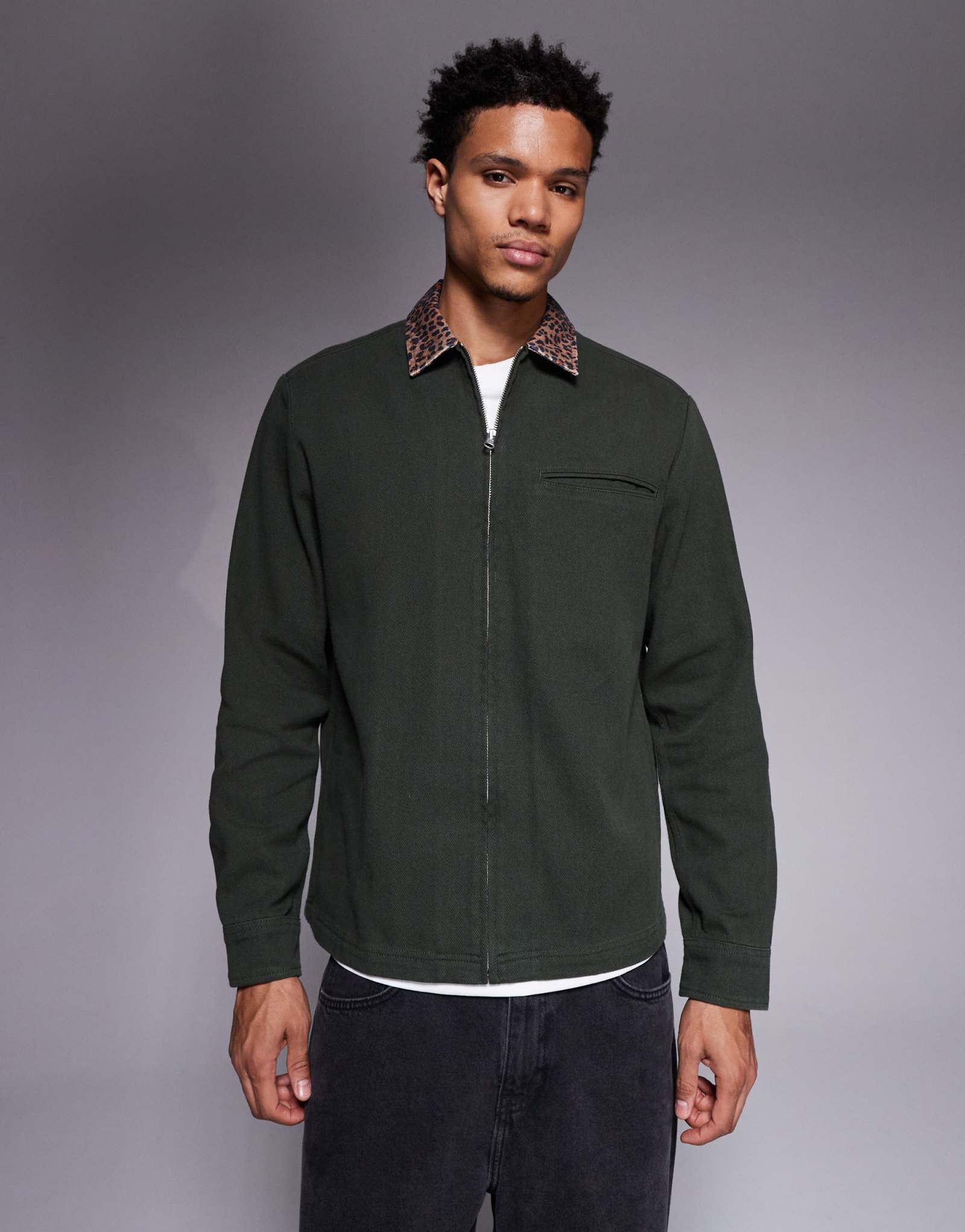 ДИЗАЙНЕРСКАЯ рубашка оверсайз от ASOS с контрастным леопардовым воротником зеленого цвета