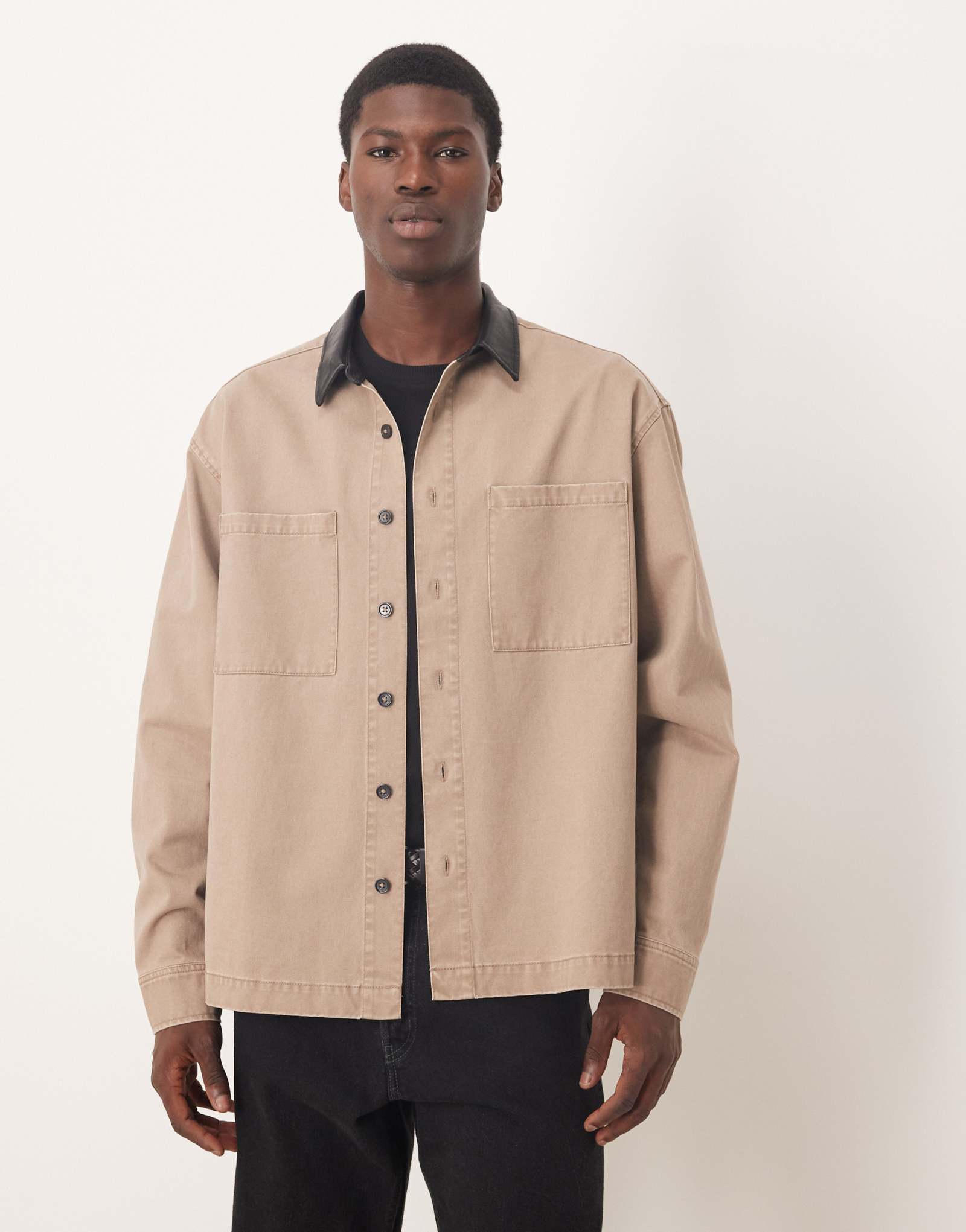 ДИЗАЙНЕРСКАЯ рубашка оверсайз от ASOS с воротником из искусственной кожи темно-серого цвета