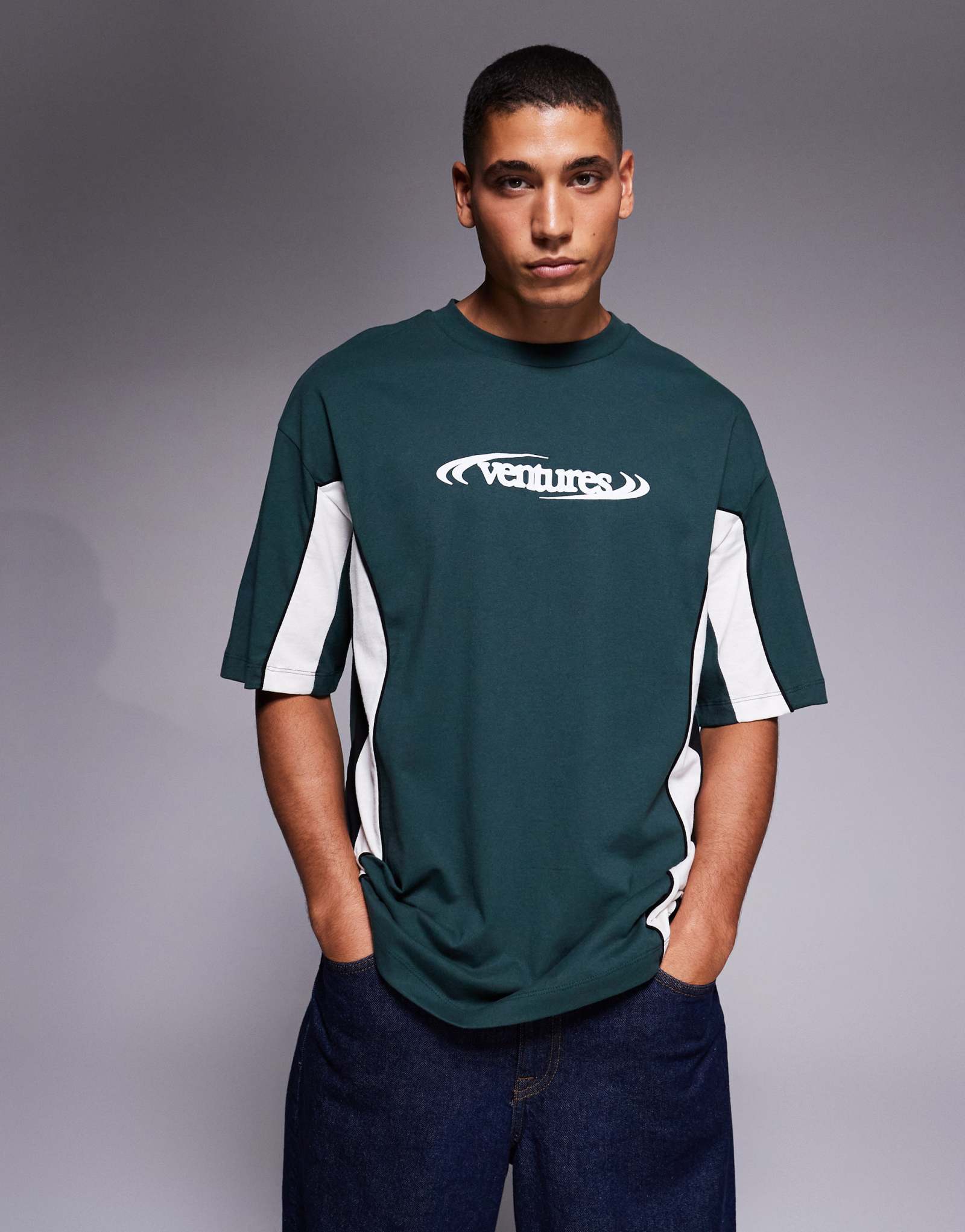 ДИЗАЙНЕРСКАЯ футболка ASOS с коротким рукавом оверсайз темно-зеленого цвета с текстовым рисунком