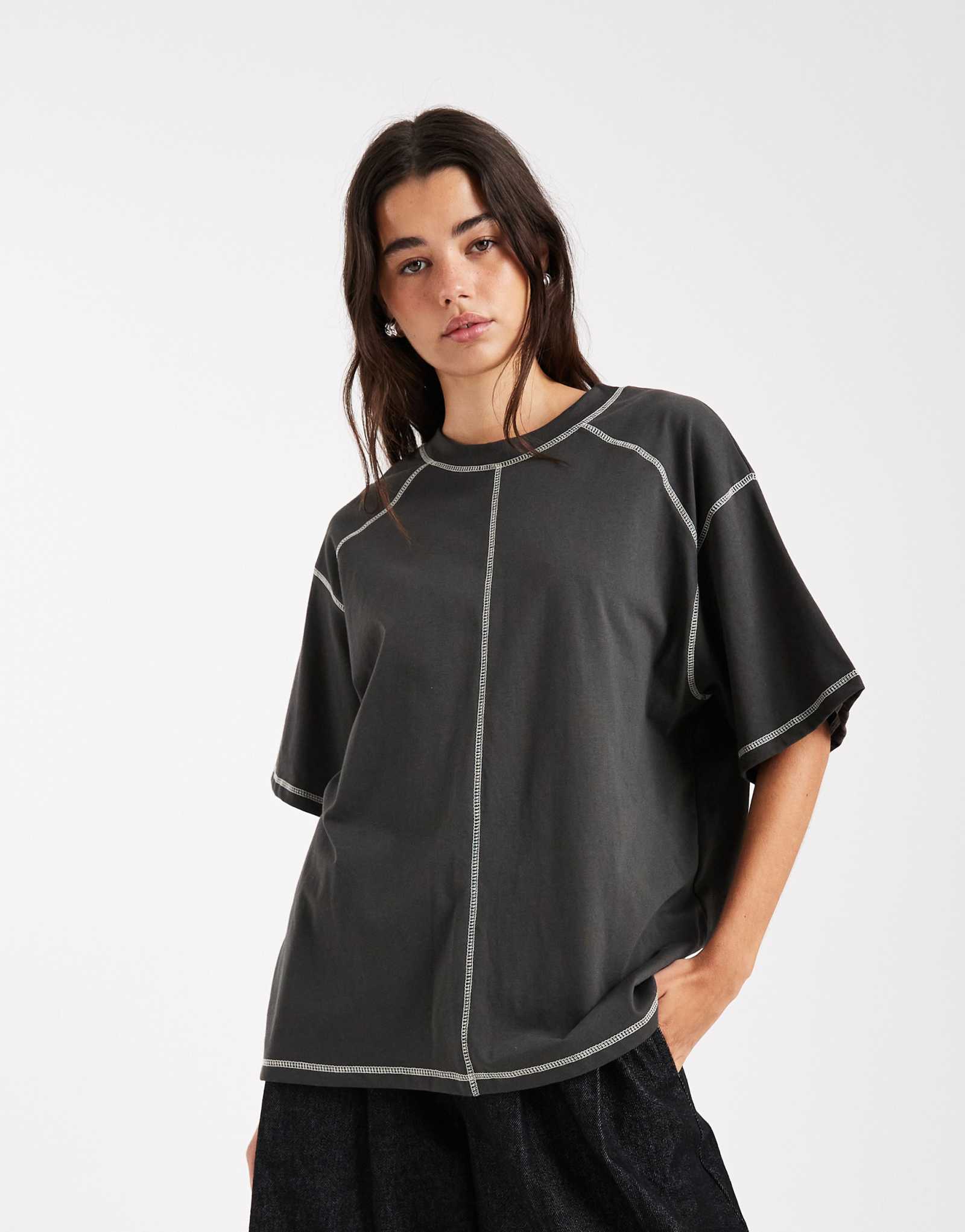 ДИЗАЙНЕРСКАЯ футболка оверсайз ASOS с коротким рукавом и контрастными швами цвета древесного угля
