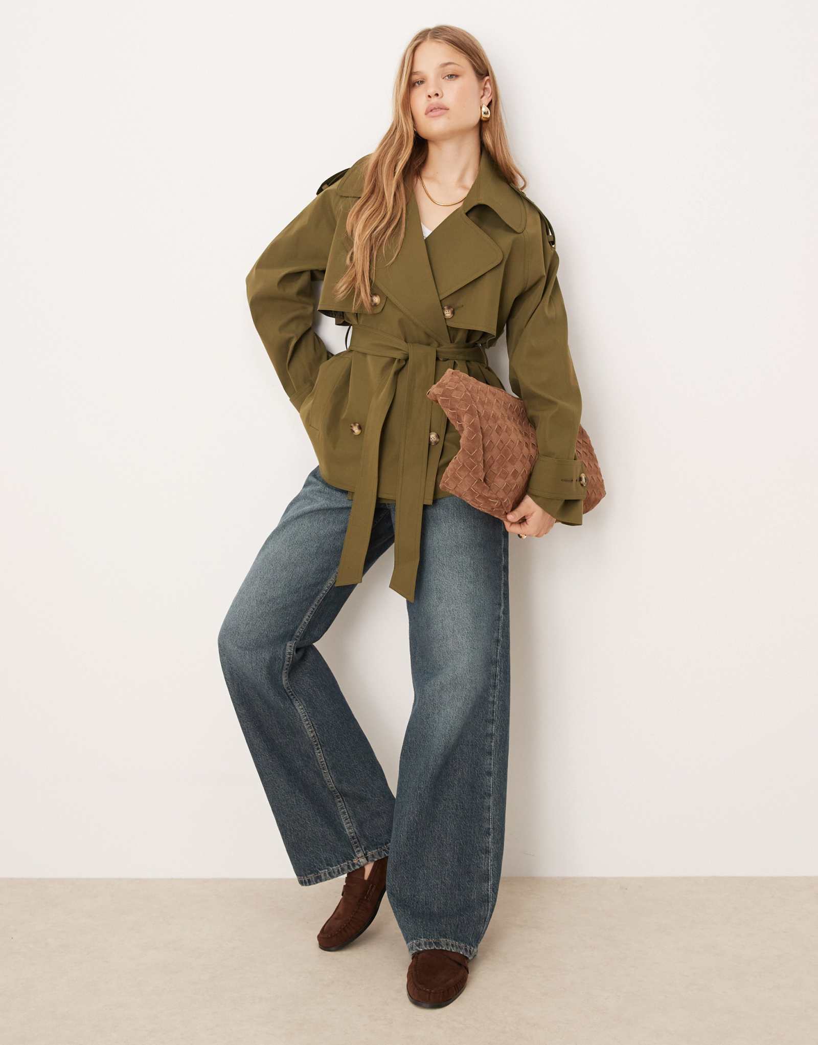 Короткий тренч оверсайз от ASOS DESIGN с поясом оливкового цвета