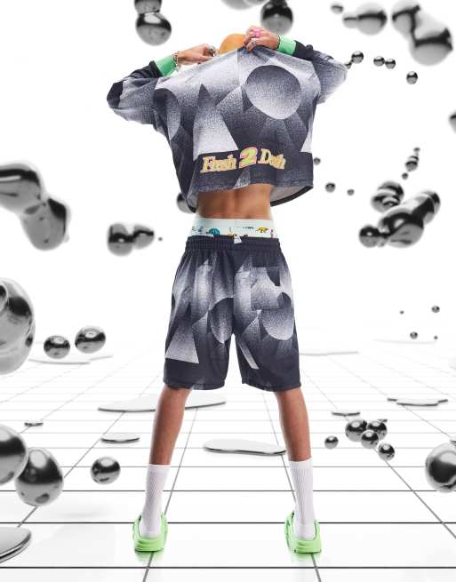 ASOS DESIGN - Oversized shorts i sort med print overalt og motorcross-grafik - Del af sæt