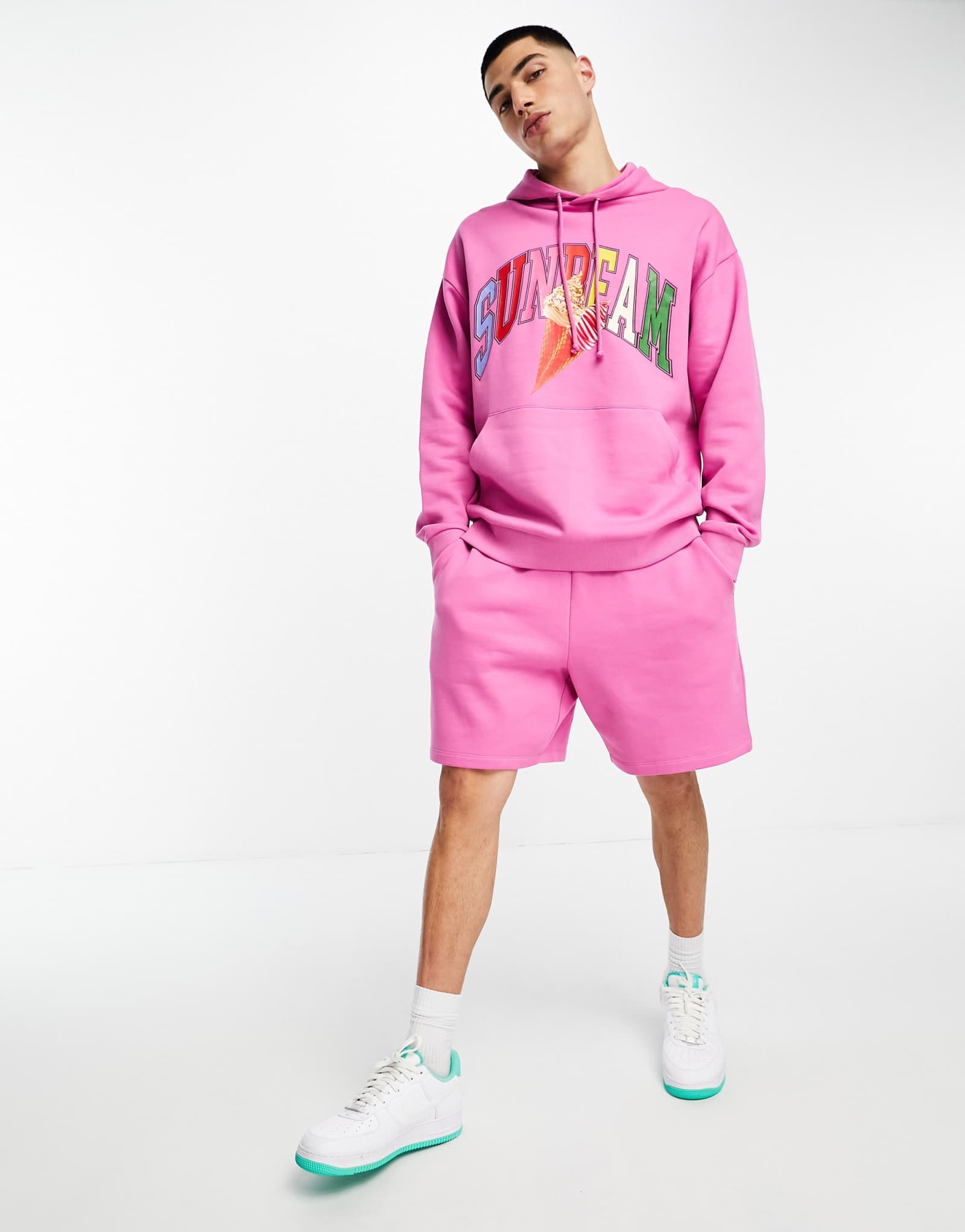 Дизайнерские шорты оверсайз от ASOS розового цвета с фотографическим принтом 