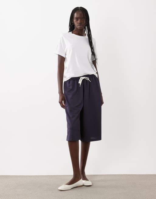 ASOS DESIGN oversized shorts with side stripe in navy, 3 of 5