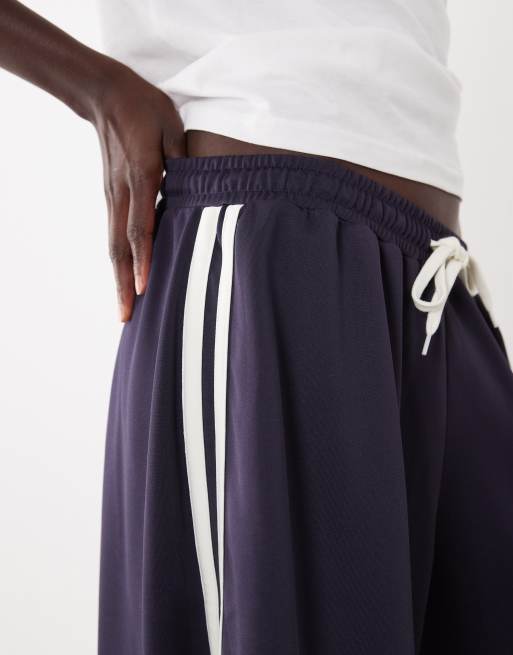 ASOS DESIGN oversized shorts with side stripe in navy, 4 of 5