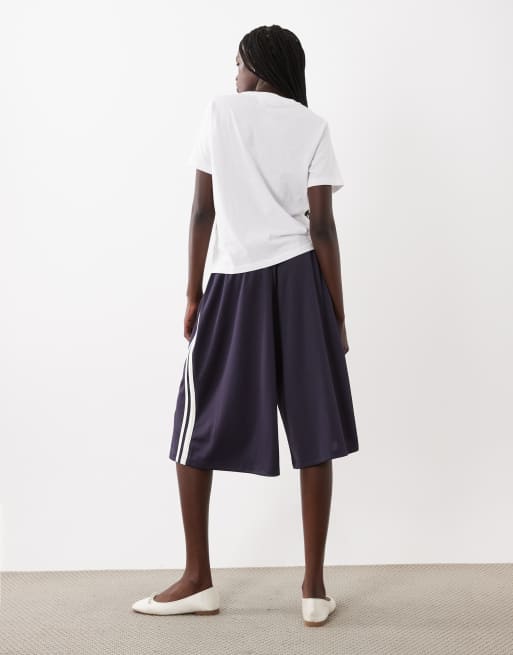 ASOS DESIGN oversized shorts with side stripe in navy, 5 of 5