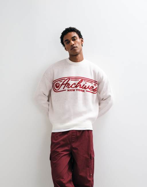 ASOS DESIGN oversized stickad tröja med rund halsringning i vitt med röd archives-grafik, 2 av 5
