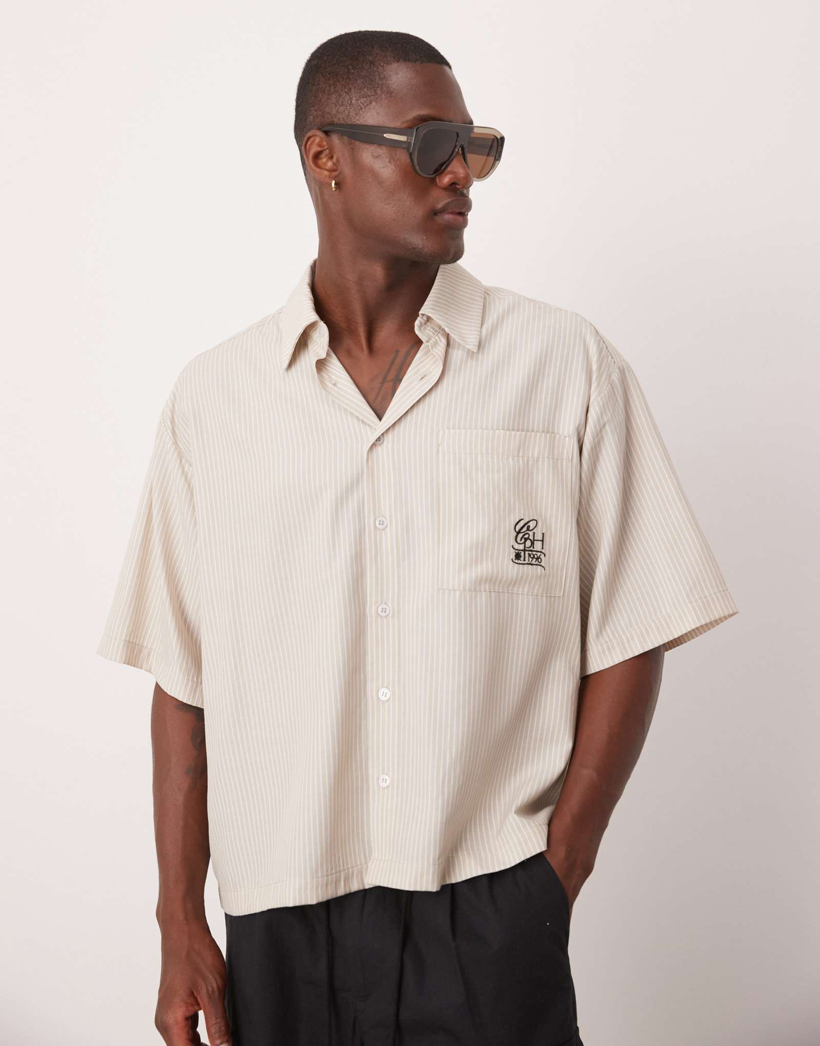 ДИЗАЙНЕРСКАЯ рубашка в полоску оверсайз от ASOS с вышивкой бежевого цвета  