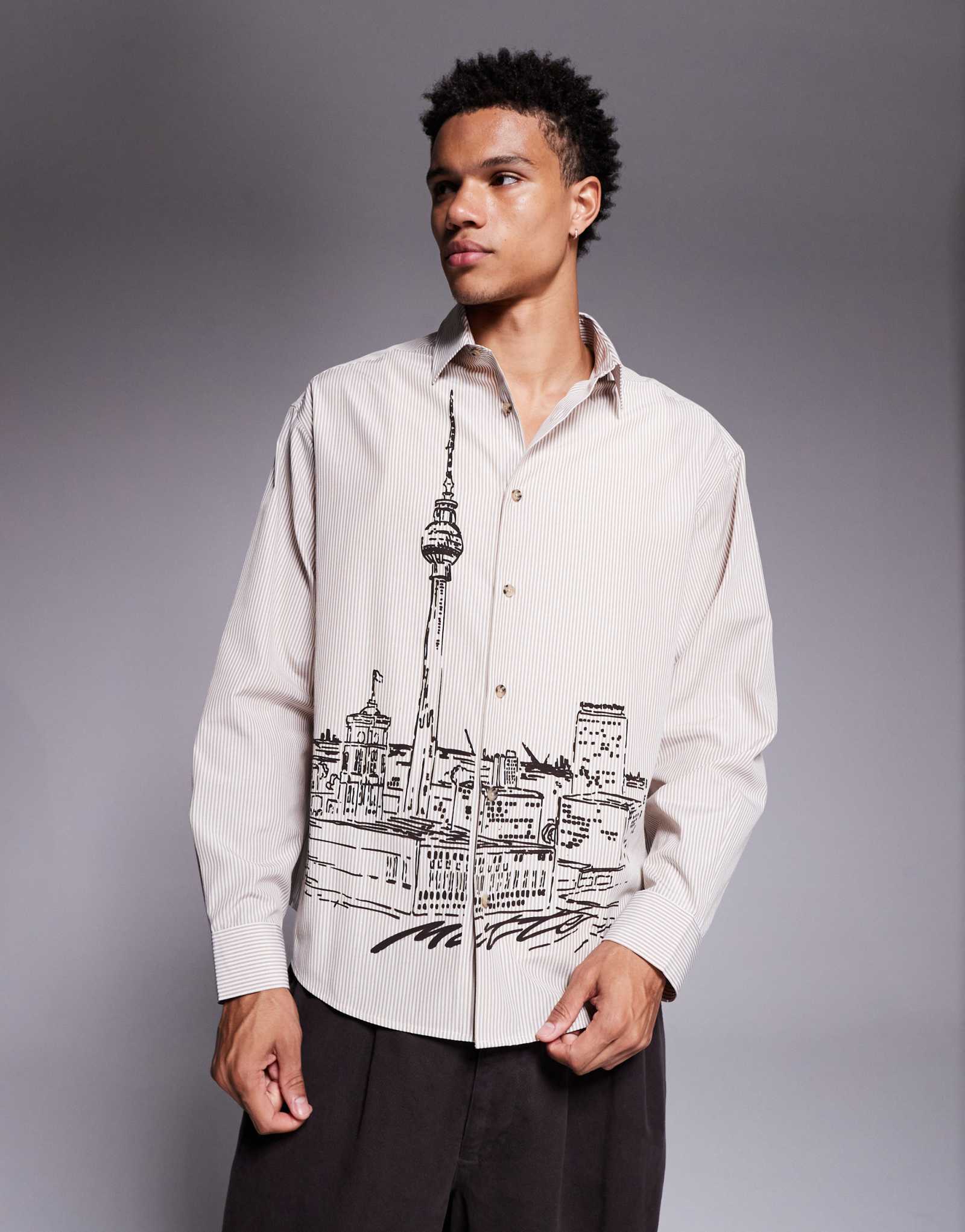 ДИЗАЙНЕРСКАЯ рубашка оверсайз в полоску ASOS DESIGN с пейзажным принтом бежевого цвета