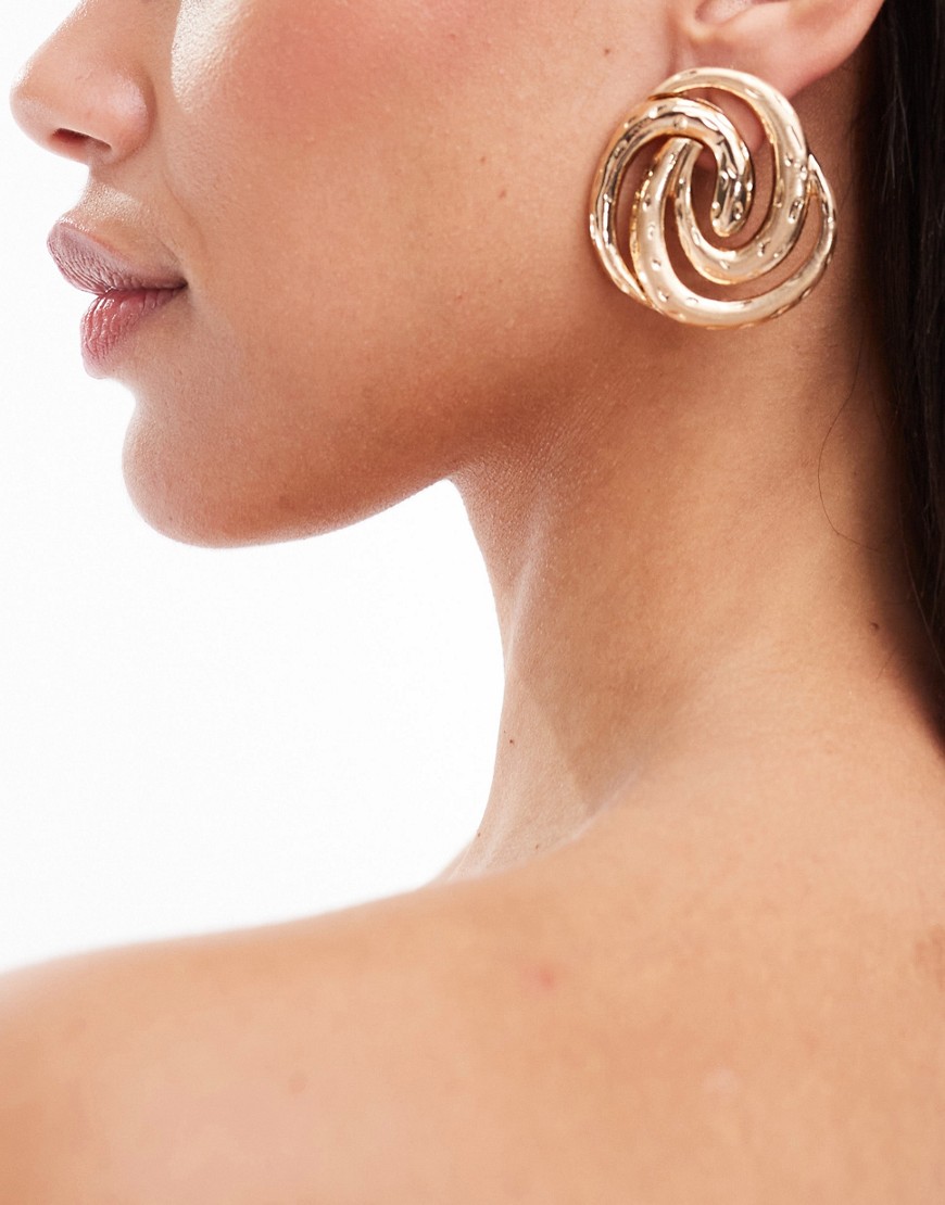 oversized stud earrings with swirl brushed and a shiny detail in gold tone