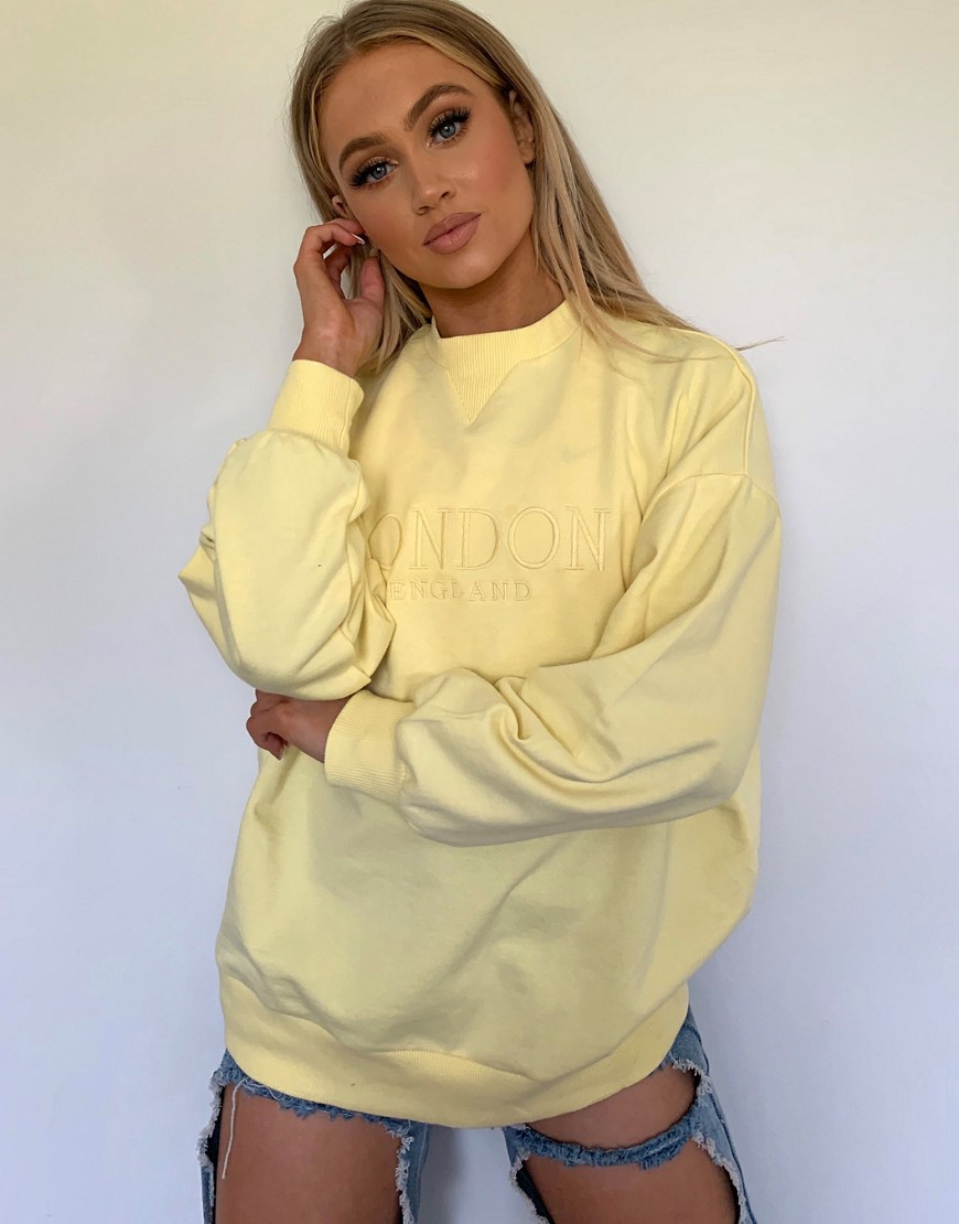 ASOS DESIGN - Oversized sweater met geborduurde tekst London in geel