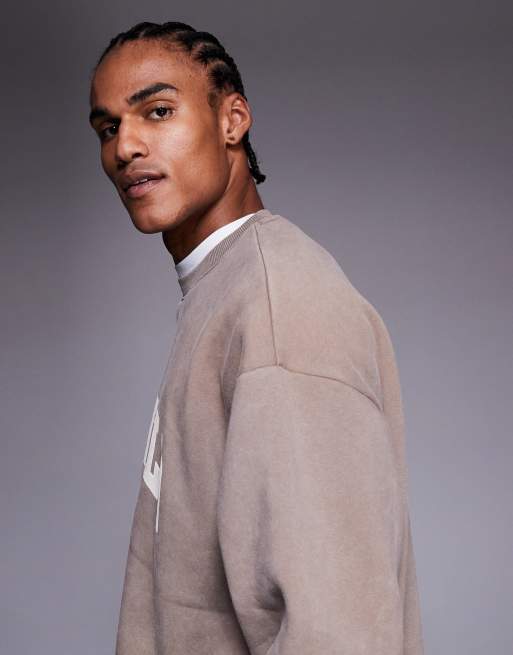 ASOS DESIGN - Oversized sweatshirt i forvasket brun med rund hals og printdetalje, 4 af 5
