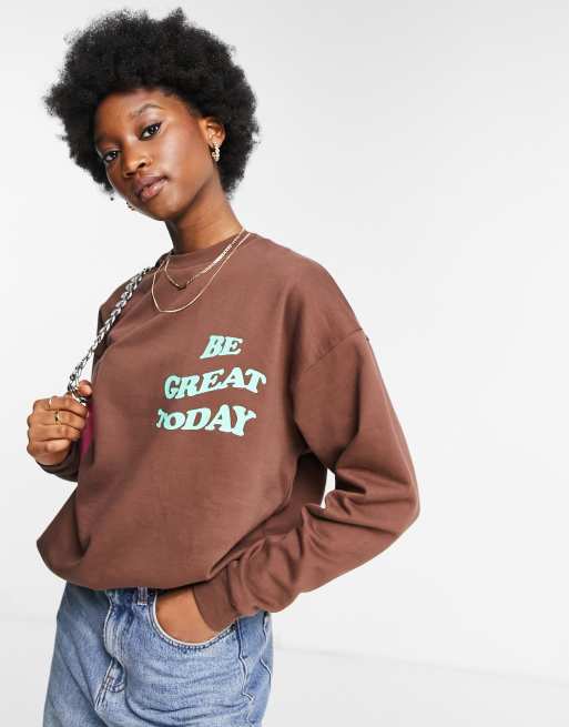 ASOS DESIGN – Oversized-Sweatshirt in Braun mit „Be great today“-Grafikprint