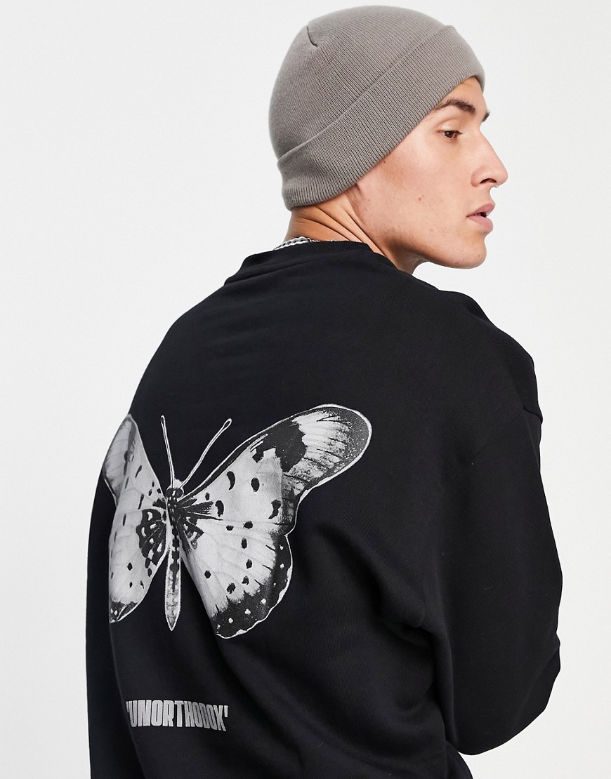 ASOS DESIGN - Oversized sweatshirt med gotisk sommerfugleprint bagpå i sort
