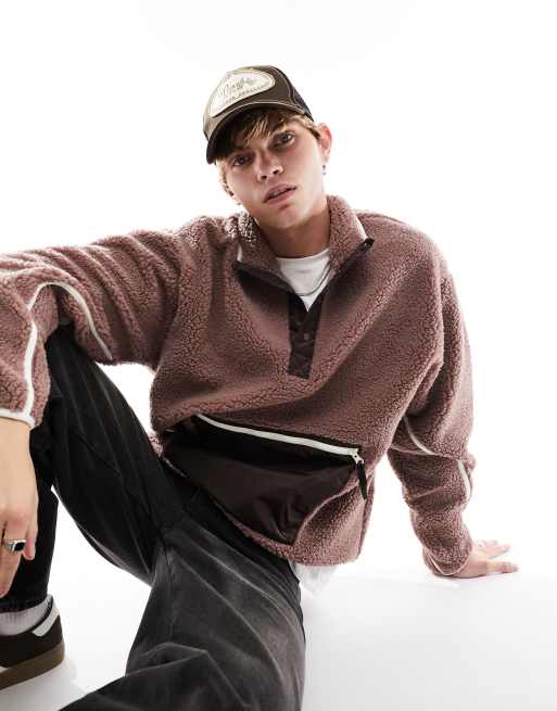 ASOS DESIGN - Oversized sweatshirt met halve drukknoopsluiting in bruine borg met nylon zak
