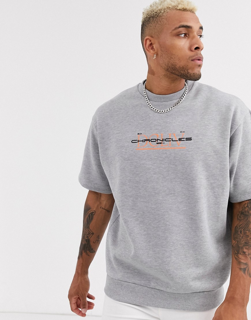 ASOS DESIGN - Oversized sweatshirt met korte mouwen en chronicles-print in gemêleerd grijs