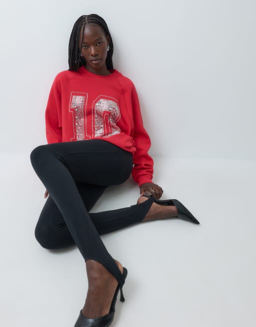 ASOS DESIGN oversized sweatshirt met raglanmouwen en varsitynummer met siersteentjes in rood, 5 van 5