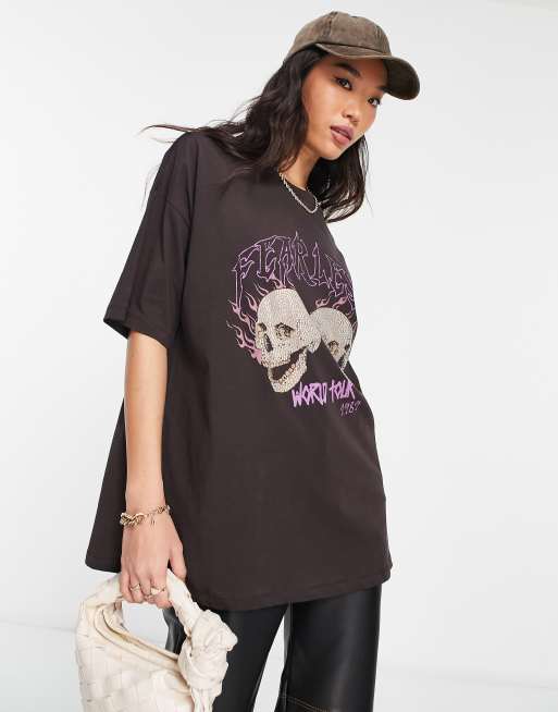 ASOS DESIGN – Oversized-T-Shirt in Braun mit strassverziertem „Fearless World Tour“-Grafikprint