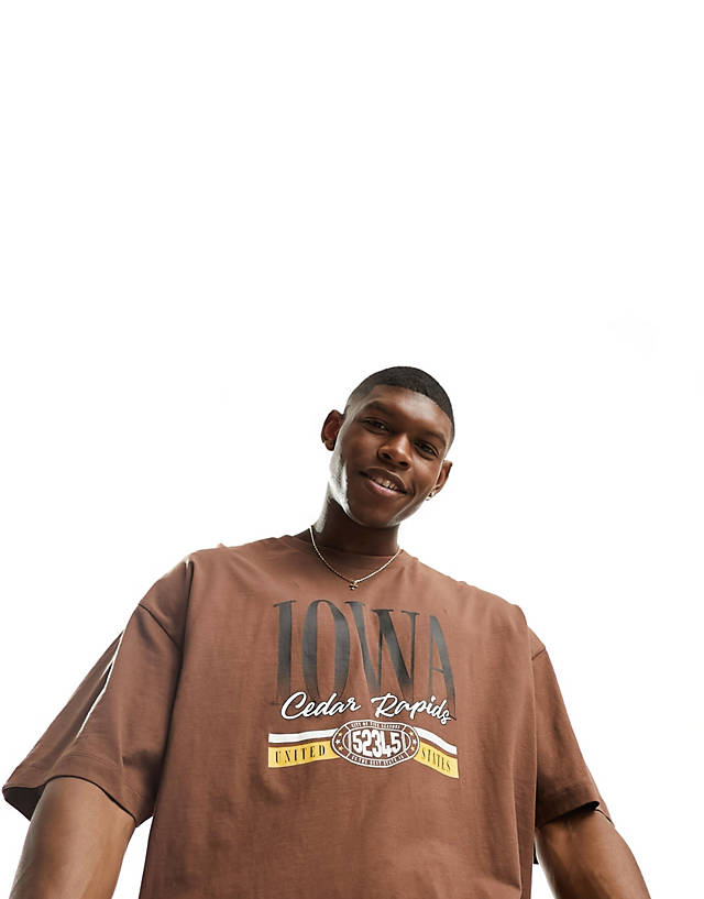 ASOS DESIGN - oversized t-shirt in brown with city chest print